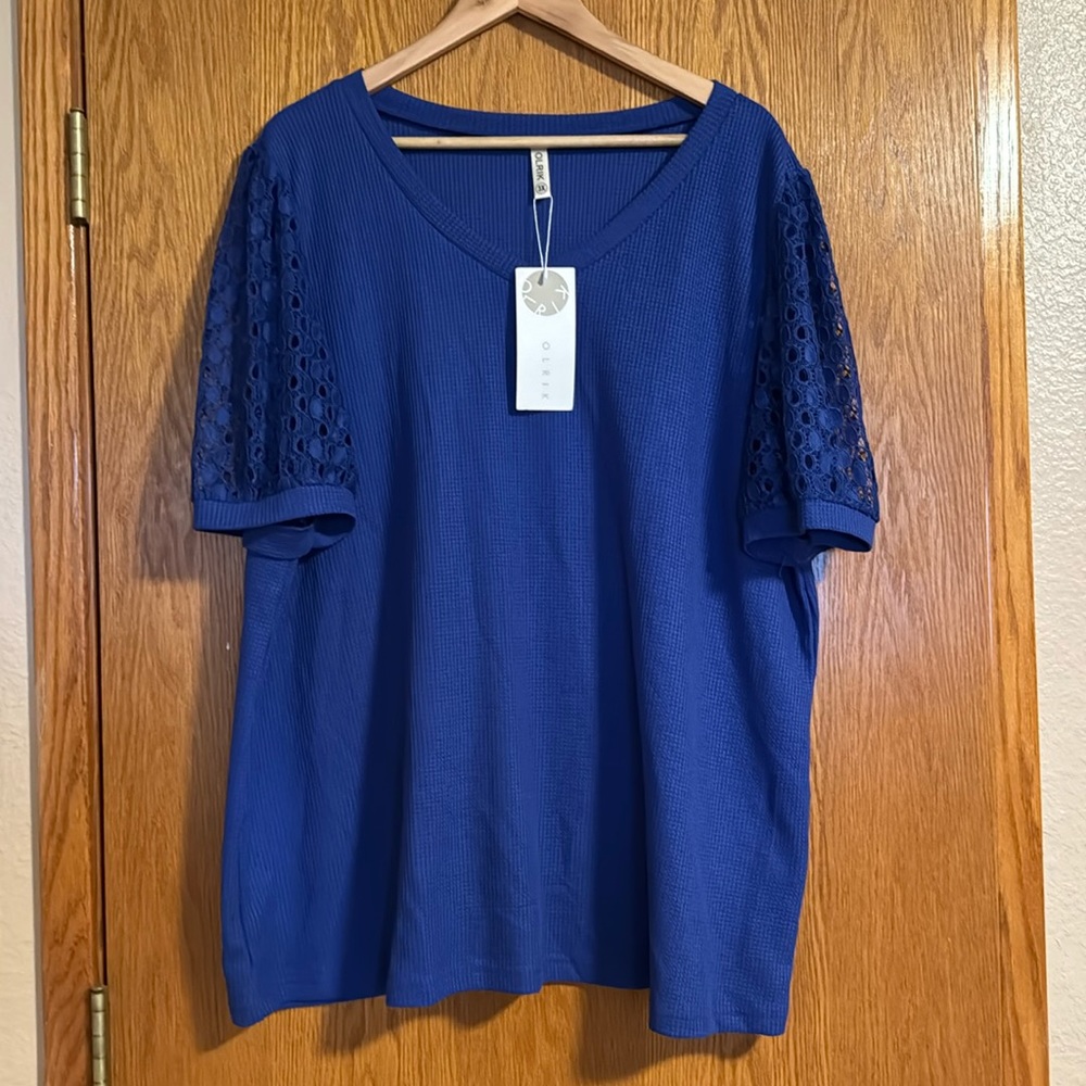 Orlik shirt with cute short sleeves. V-neck. Size 3X. NWT